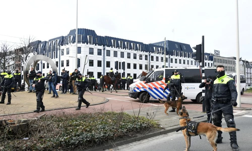 Ολλανδία: Η αστυνομία διέλυσε διαδηλωτές για τα περιοριστικά μέτρα